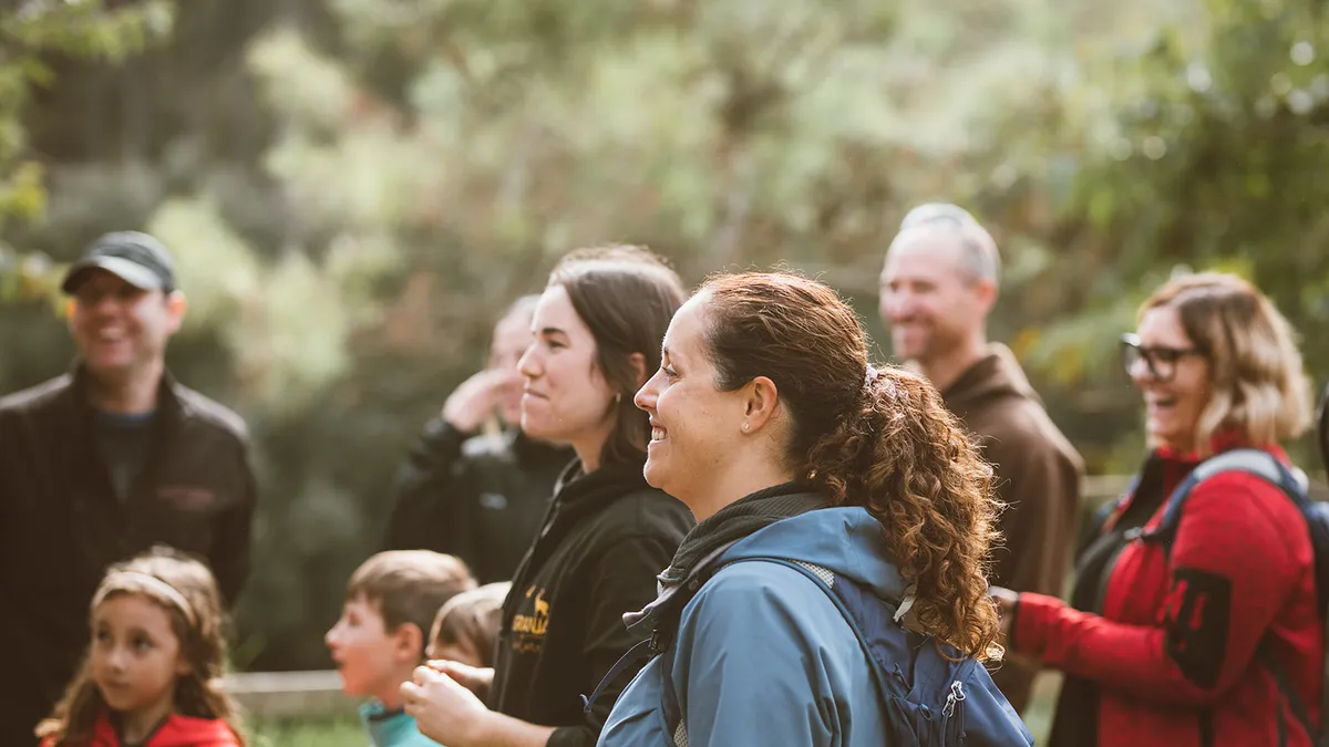 Famílies en una visita guiada per la natura a la primavera a Granja Natura, Catalunya